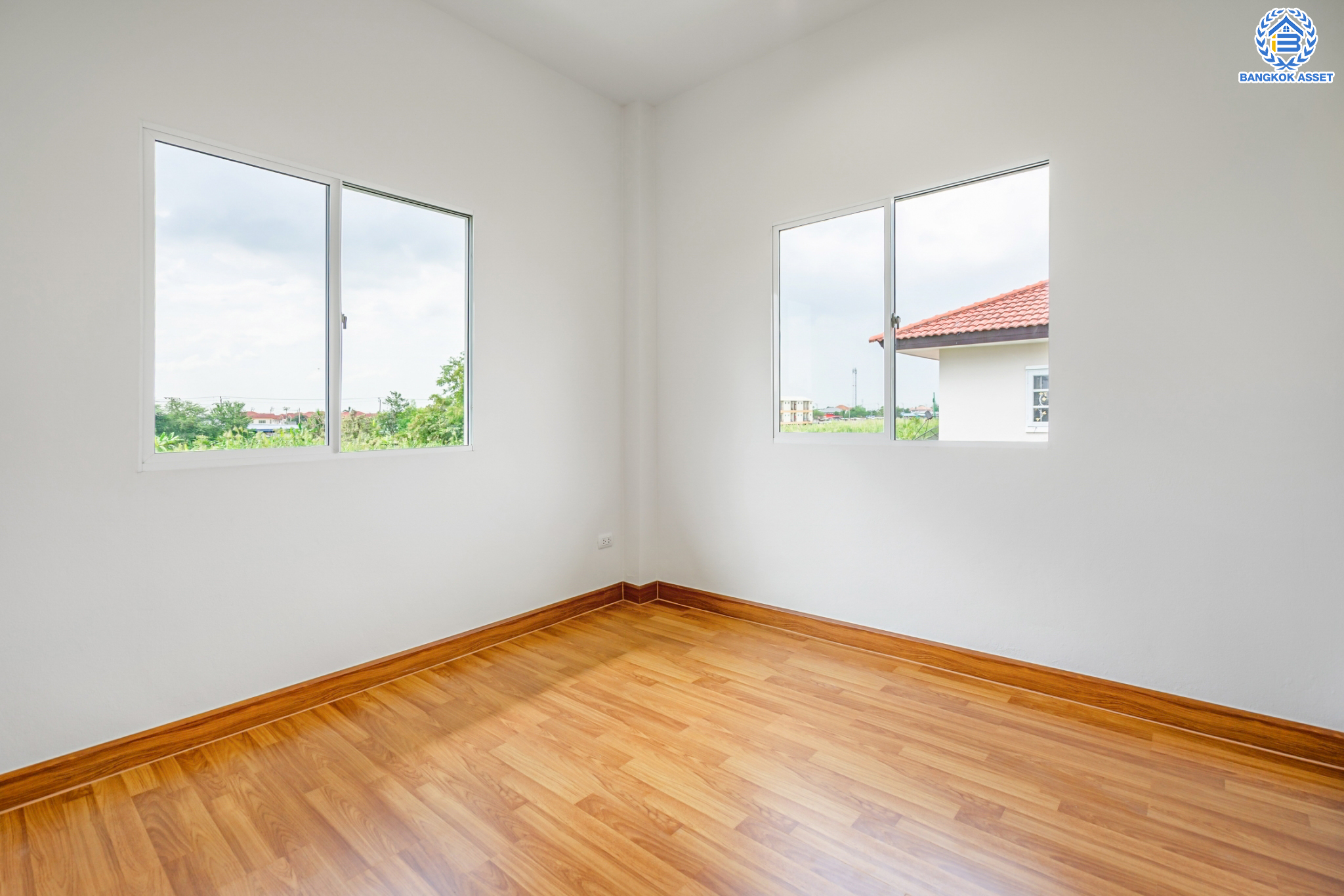 บ้านมือสองตกแต่งใหม่ ม.แลนซีโอ วงแหวน-พระราม5 (ซ.วัดส้มเกลี้ยง) บ้านแฝด หลังมุม เนื้อที่ 40 ตร.ว. ฟังก์ชัน 3 ห้องนอน 2 ห้องน้ำ 1 ที่จอดรถ บนทำเลศักยภาพ เดินทางสะดวก เชื่อมต่อทั้งปิ่นเกล้า-ศาลายา ใกล้เซ็นทรัลเวสต์เกต ทางด่วน "กาญจนาภิเษก" และรถไฟฟ้า "สถานีตลาดบางใหญ่"